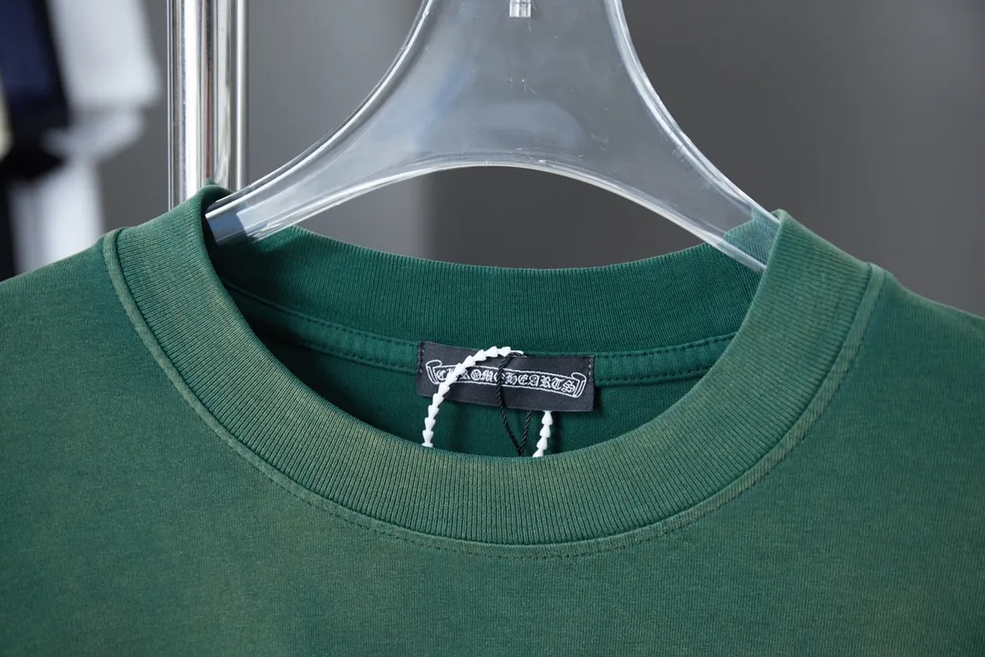 🅿️210 Ch*ome Hearte 25SS early spring new style Three-dimensional sponge thick version Chloë Hearte logo short sleeves Light luxury essential item for daily commuting for men and women Correct version Welcome to compare Detailed features · 320g 100% pure cotton double yarn jersey fabric · Custom dyed in the same vat with special thickened 32 count double-ply 1X1 thread · Three-dimensional sponge thick version Chloé Hearte logo printing · Ready-to-wear dyeing Then do the faded fried snowflake process, then wash it to make it look old · General washing to improve the effect · Double-needle stitching and cross-stitch process · Original main mark, washed tag, brand moisture-proof paper packaging Color: white/black/green/blue Size: S/M/L/XL